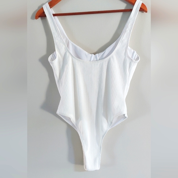 White one piece lined ribbed swim suit - Picture 2 of 7